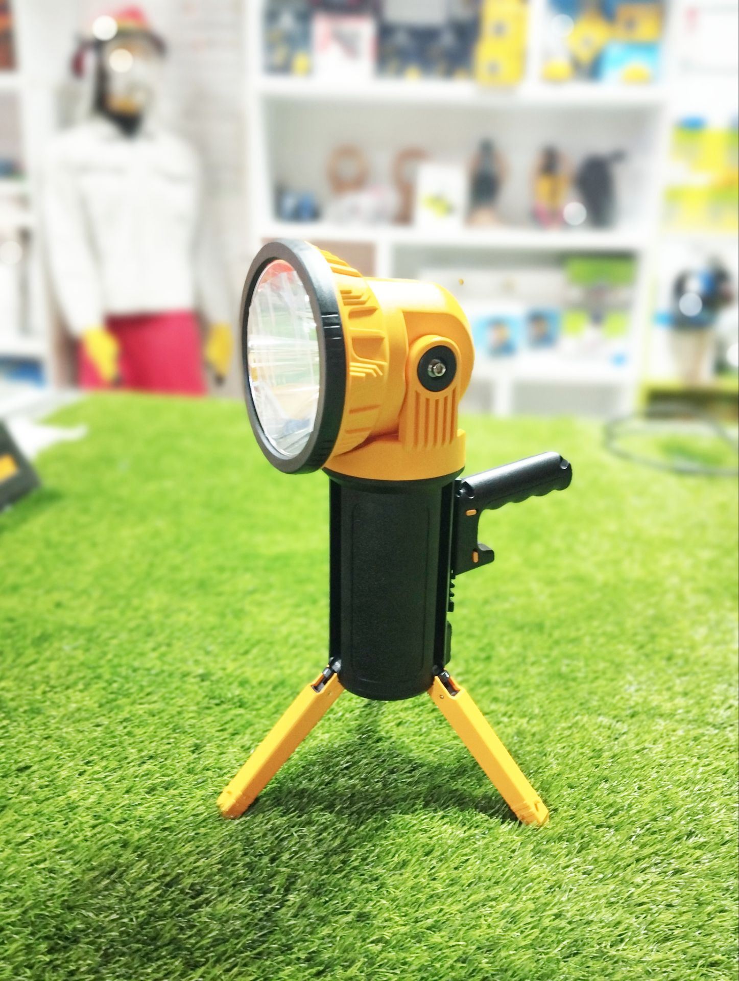 پروژکتور پایه دار